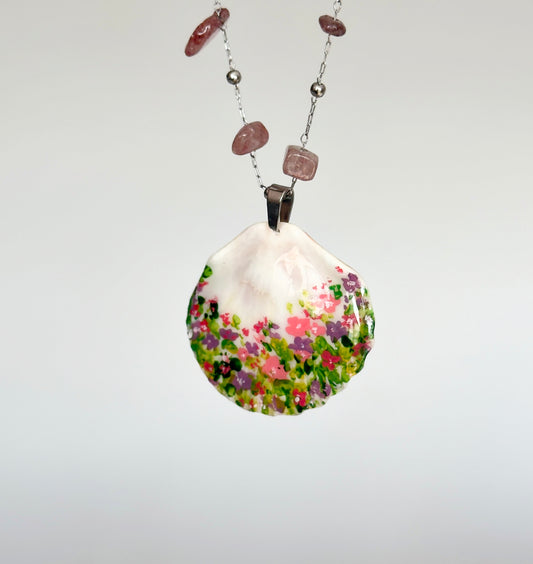Colgante de concha con pintura floral