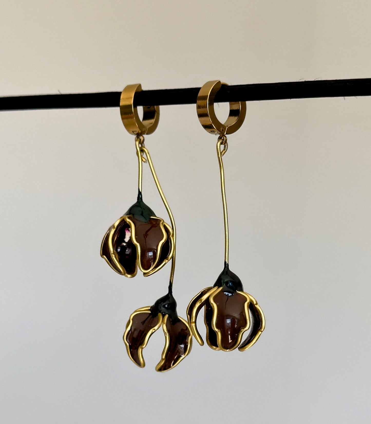 Pendientes con flores marrones