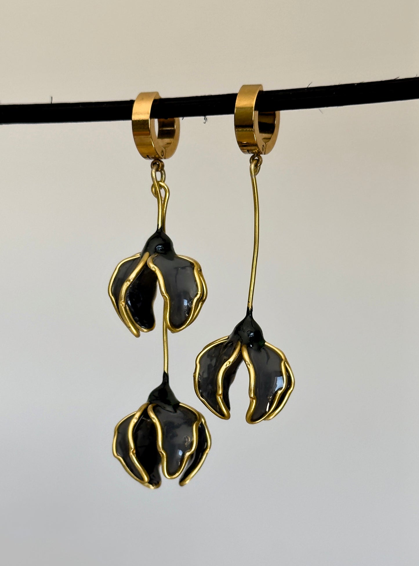 Earrings with gray flowers