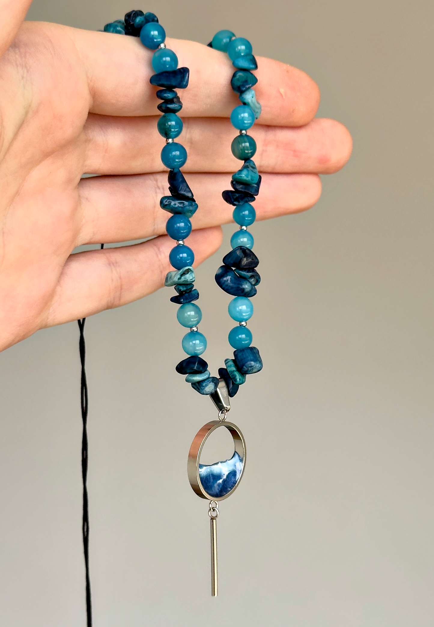Collar de piedras con el mar