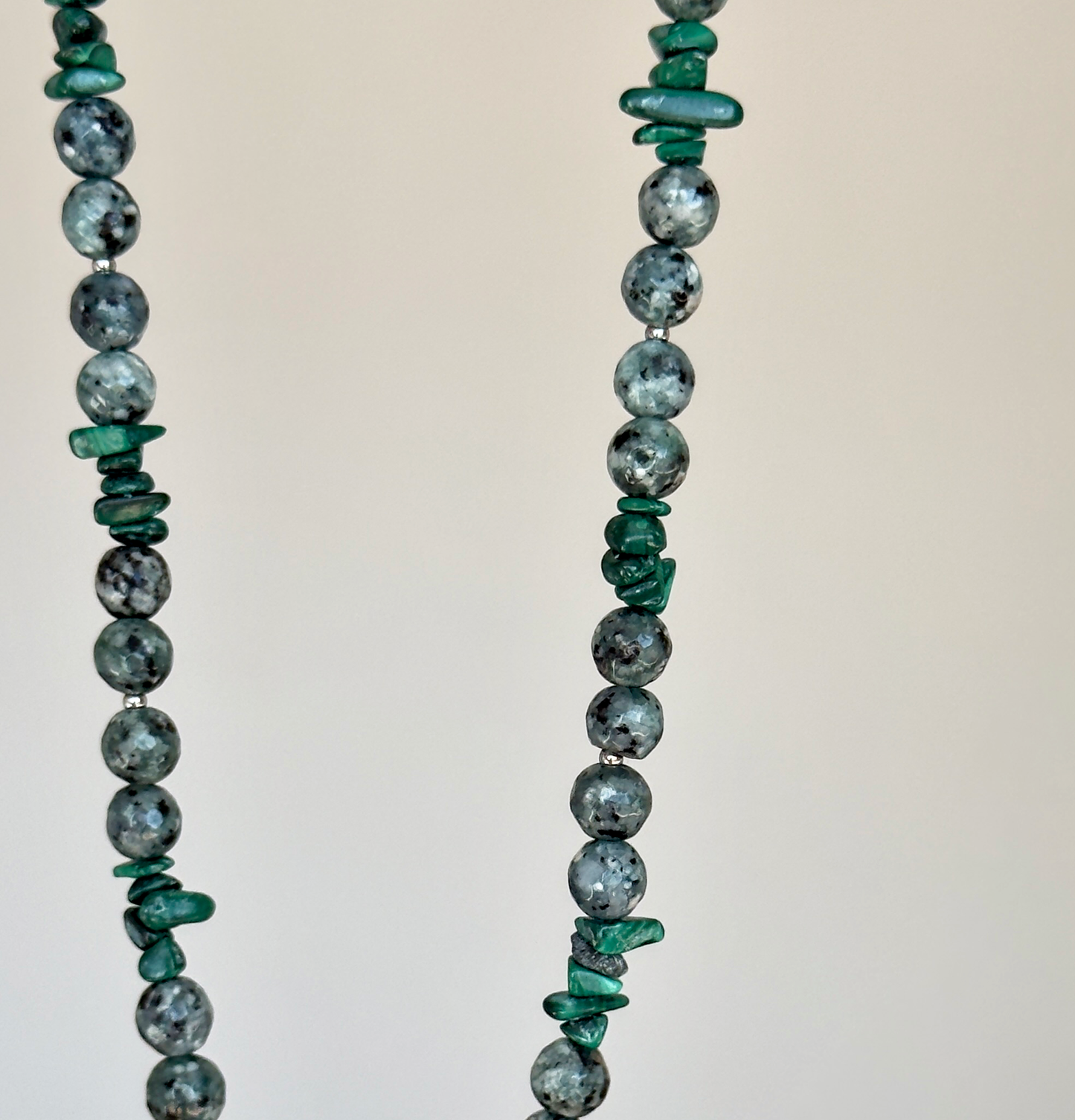 Collar de piedras con el mar
