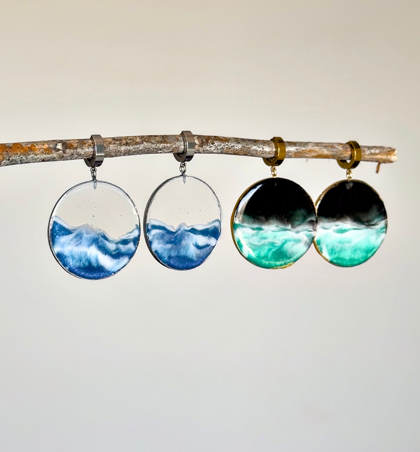 Transparent round earrings with a marine motif