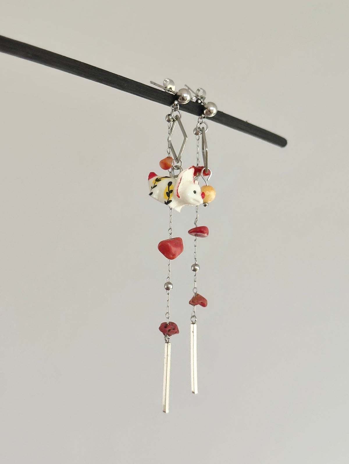 Pendientes largos de acero inoxidable con un dinosaurio y corales