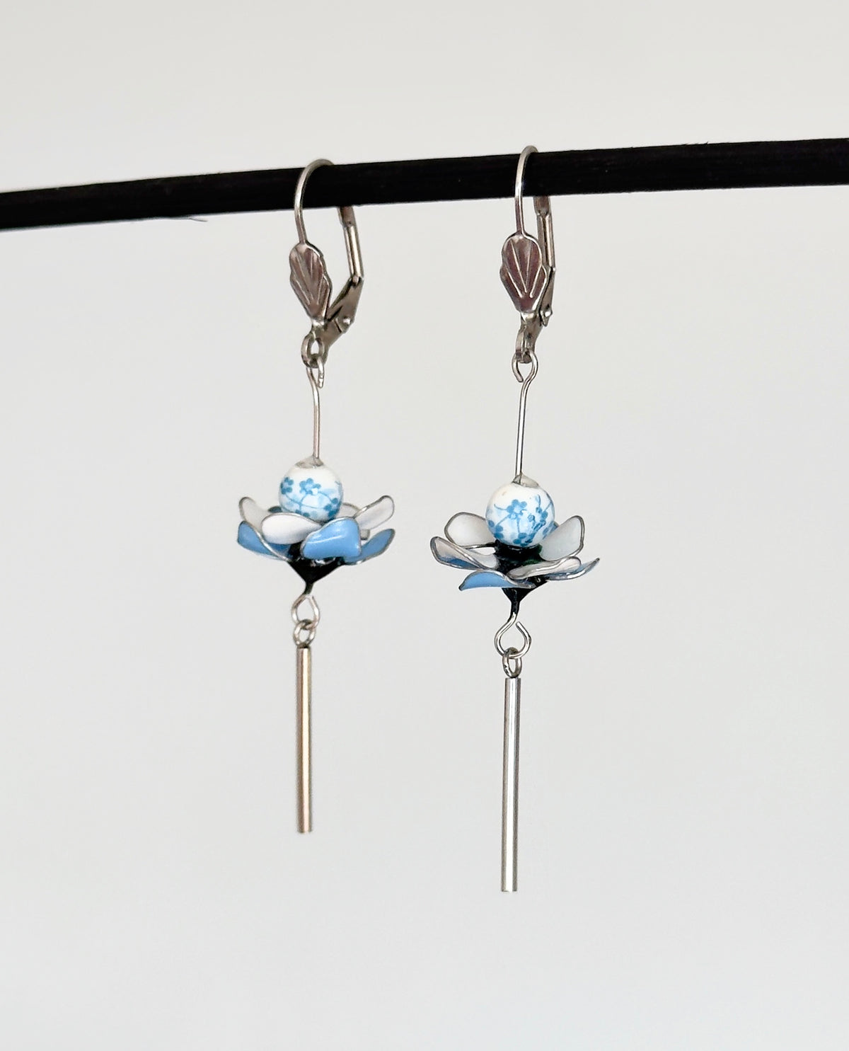 Pendientes de flores azules y blancas de acero inoxidable