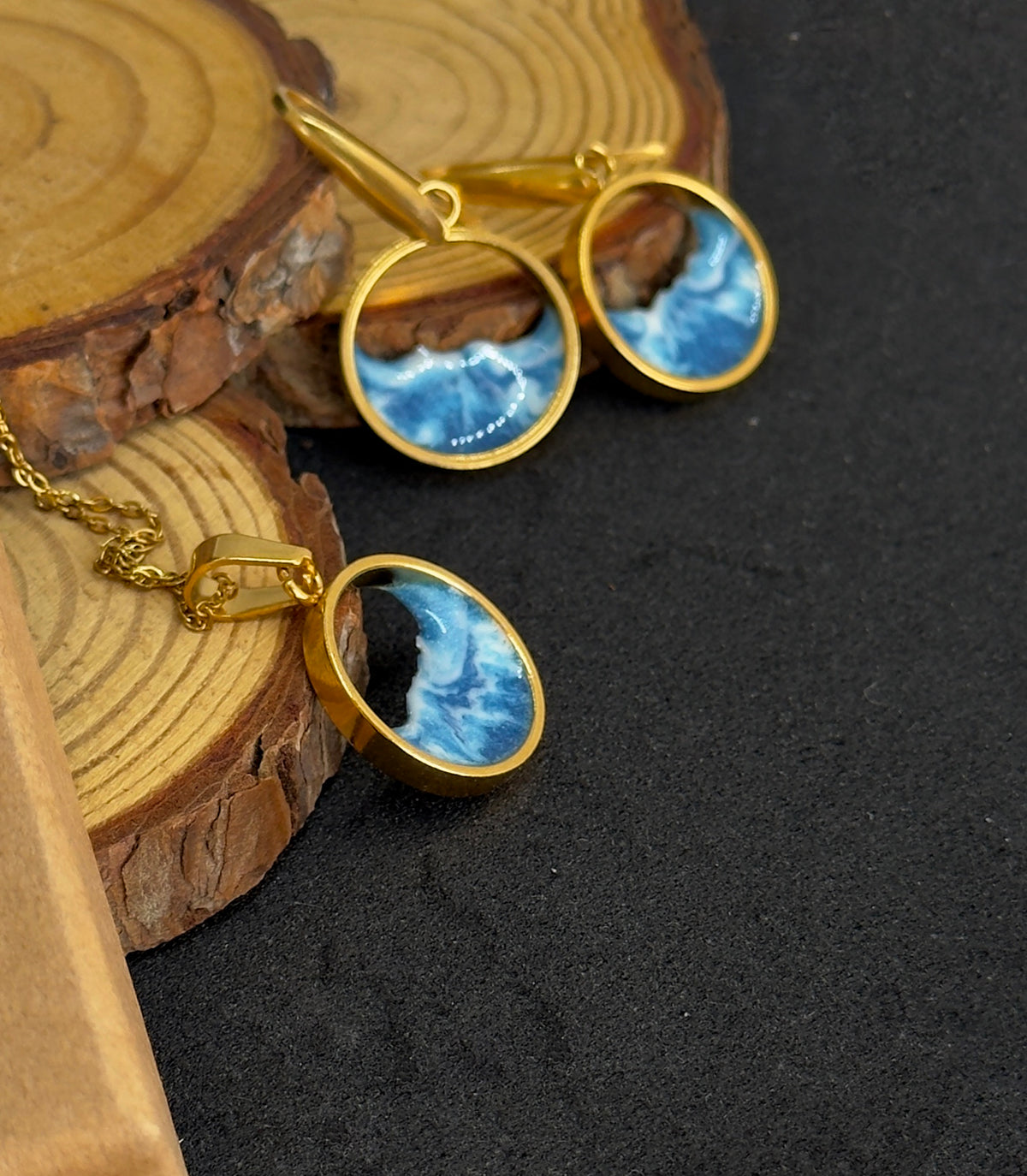 Conjunto: Pendientes y colgante de acero inoxidable con olas