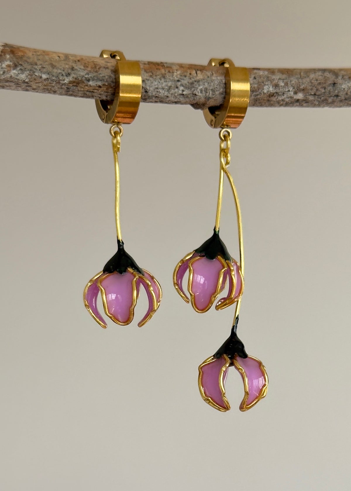 Pendientes largos asimétricos de acero inoxidable, pendientes dorados con flores rosas
