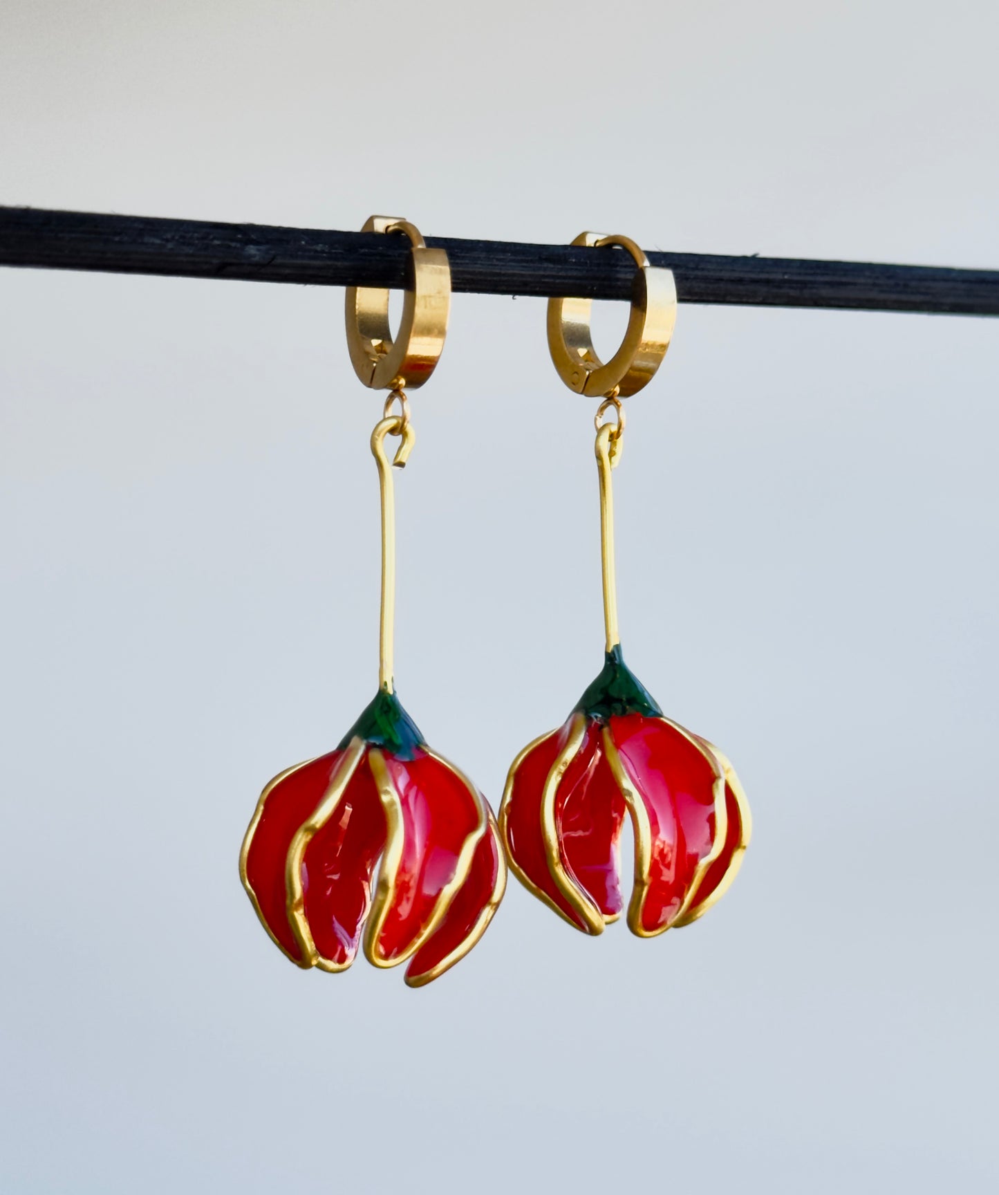 Flower-shaped earrings, long asymmetrical white earrings
