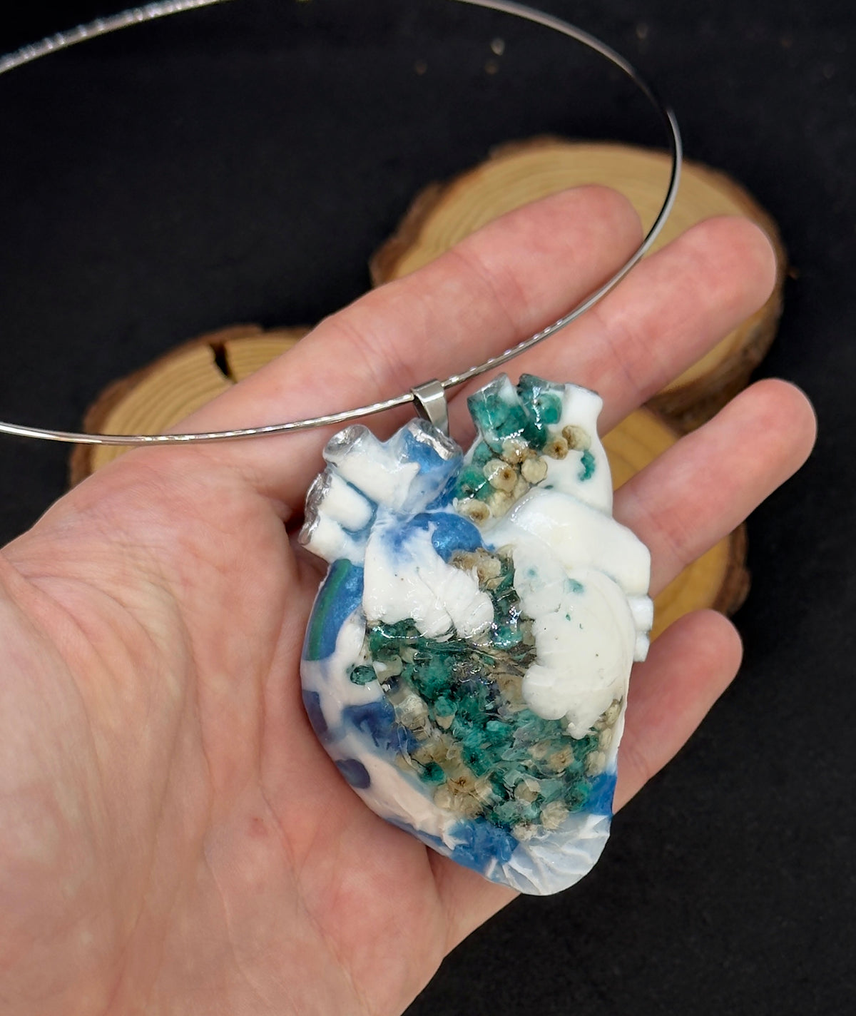 Colgante grande con forma de corazón anatómico, colgante azul masivo