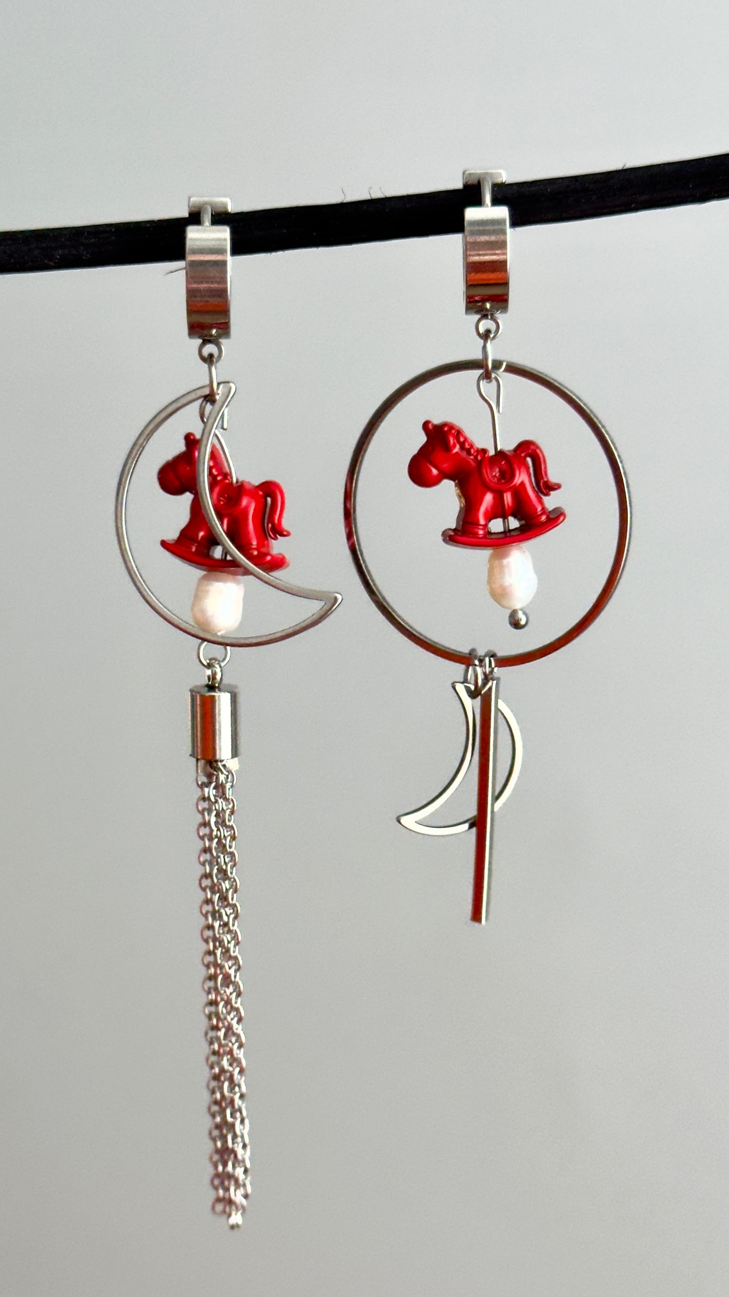 Long asymmetrical earrings with seahorses