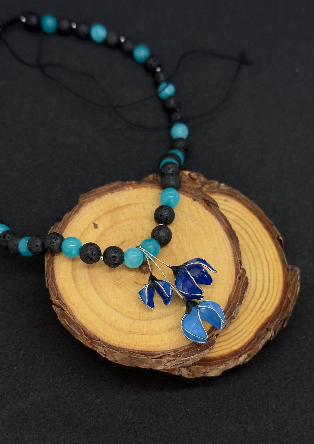 Collar con flores azules