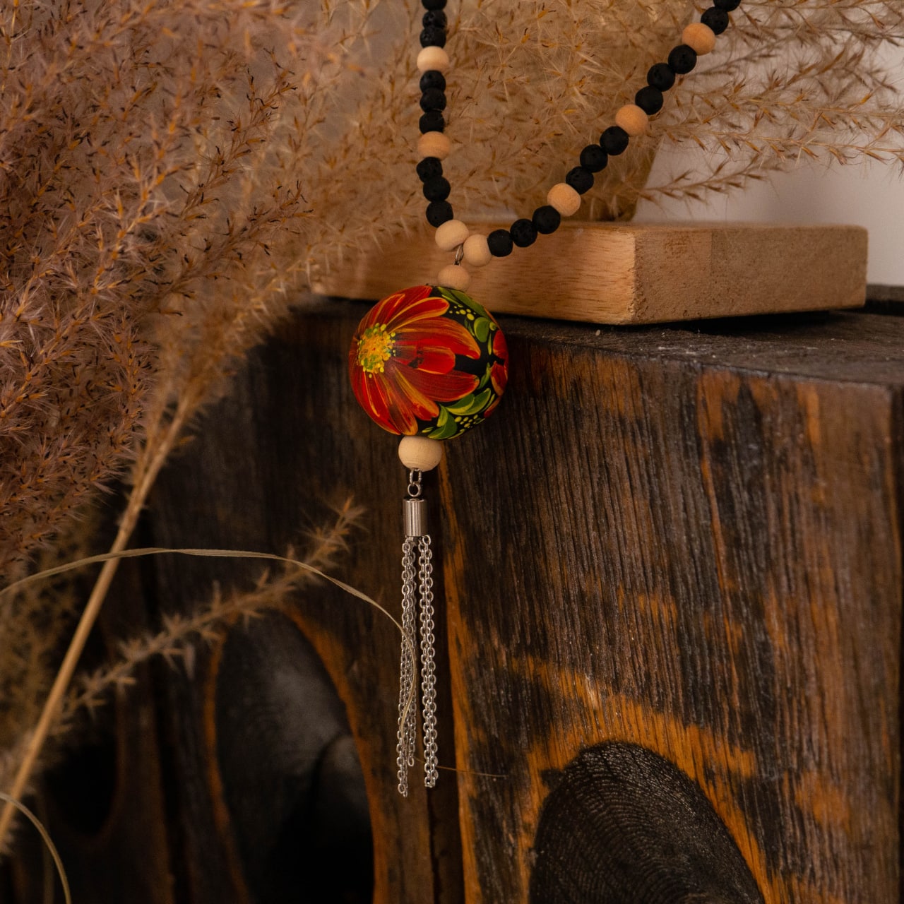 Collar con motivos florales pintados