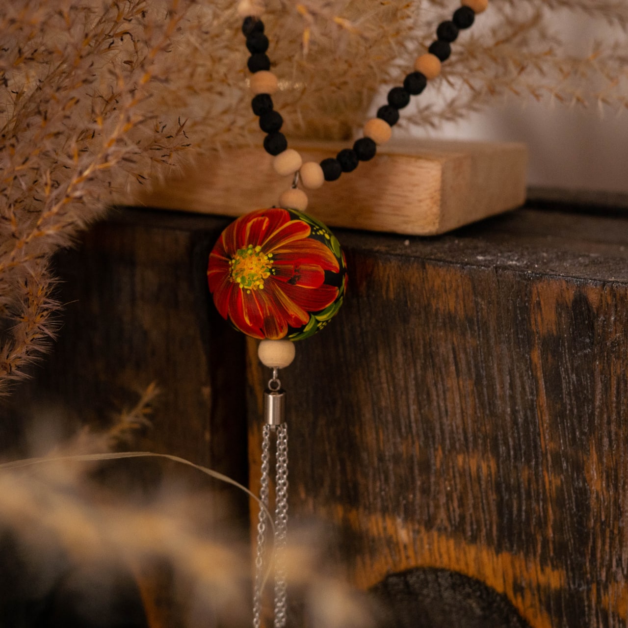 Collar con motivos florales pintados