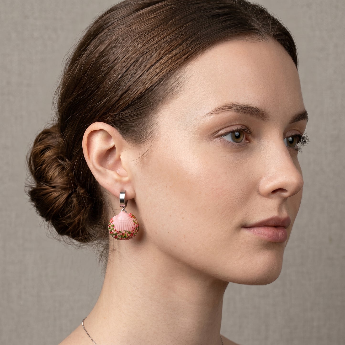 Conjunto de joyas rosas: colgante y pendientes de concha