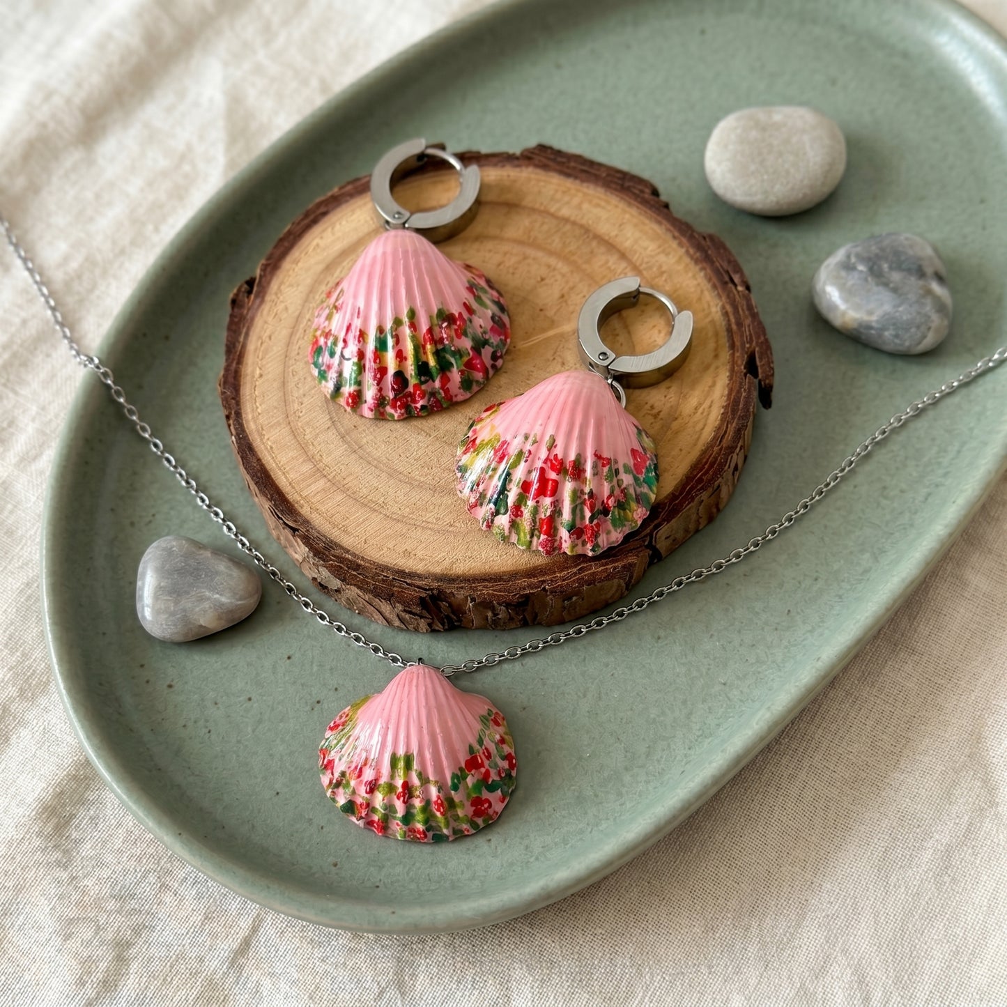 Conjunto de joyas rosas: colgante y pendientes de concha