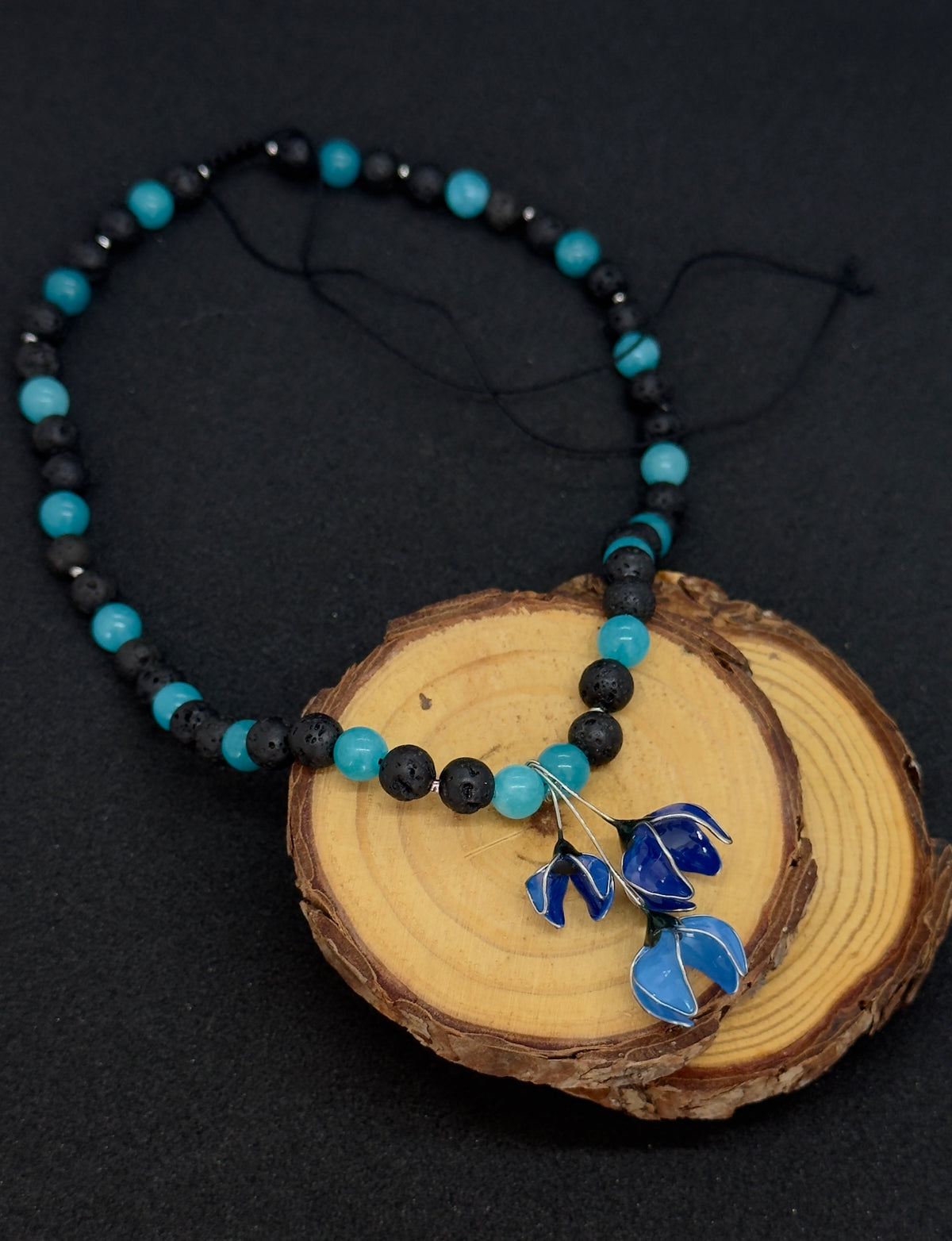 Collar con flores azules