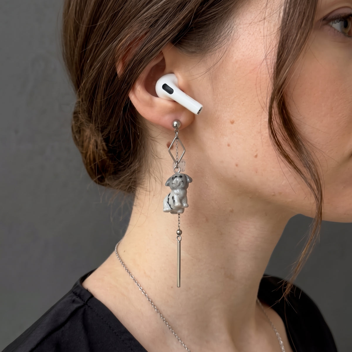 Long asymmetrical gray stainless steel earrings, with a puppy and quartz stones