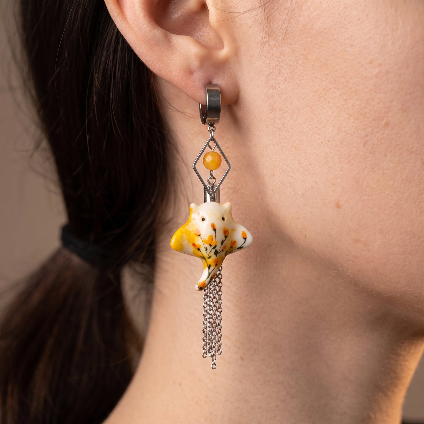 Asymmetrical earrings with a ray pendant