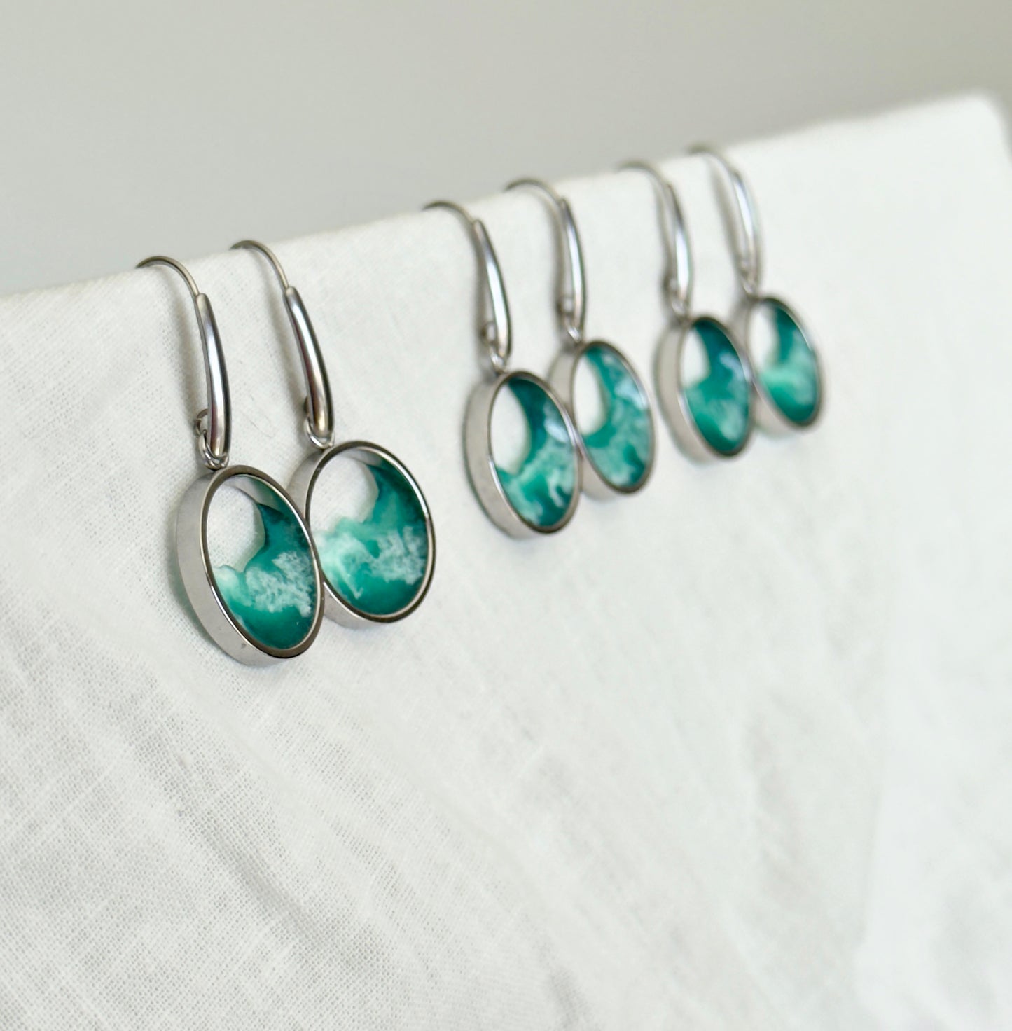 Pendientes de acero inoxidable con diseño de olas