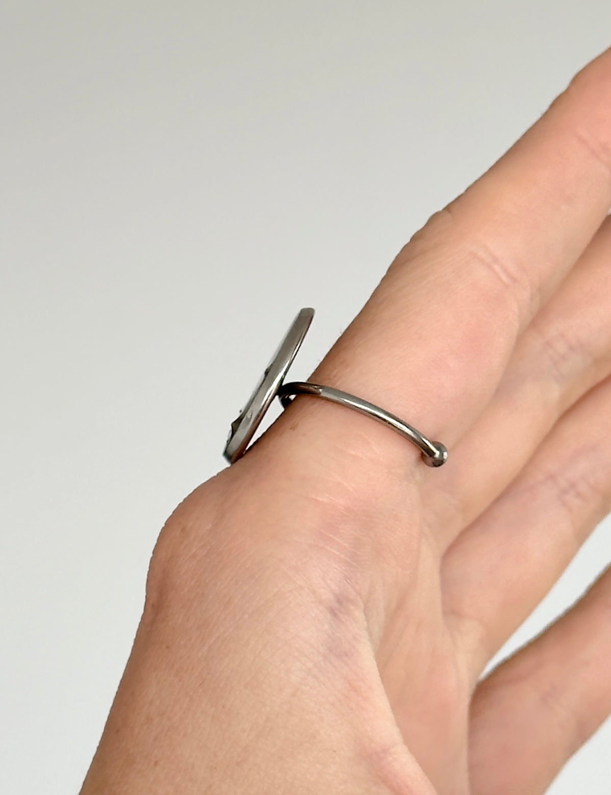 Anillo de acero inoxidable con motivos marinos