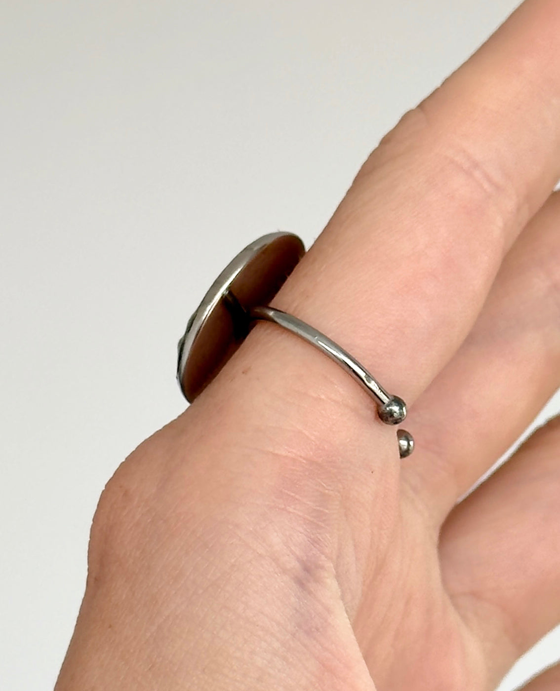 Anillo de acero inoxidable con motivos marinos