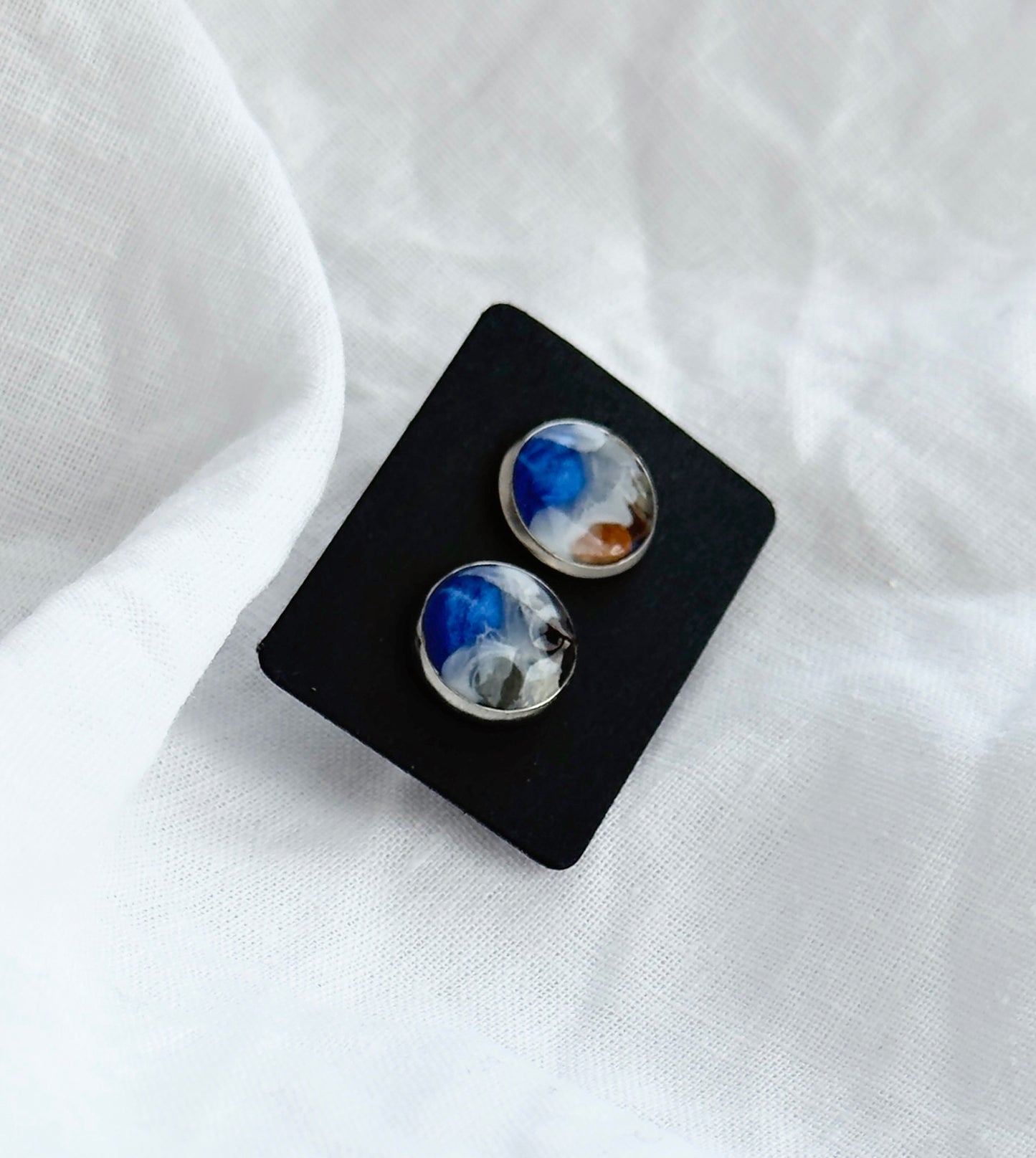 Stainless steel stud earrings with marine motifs
