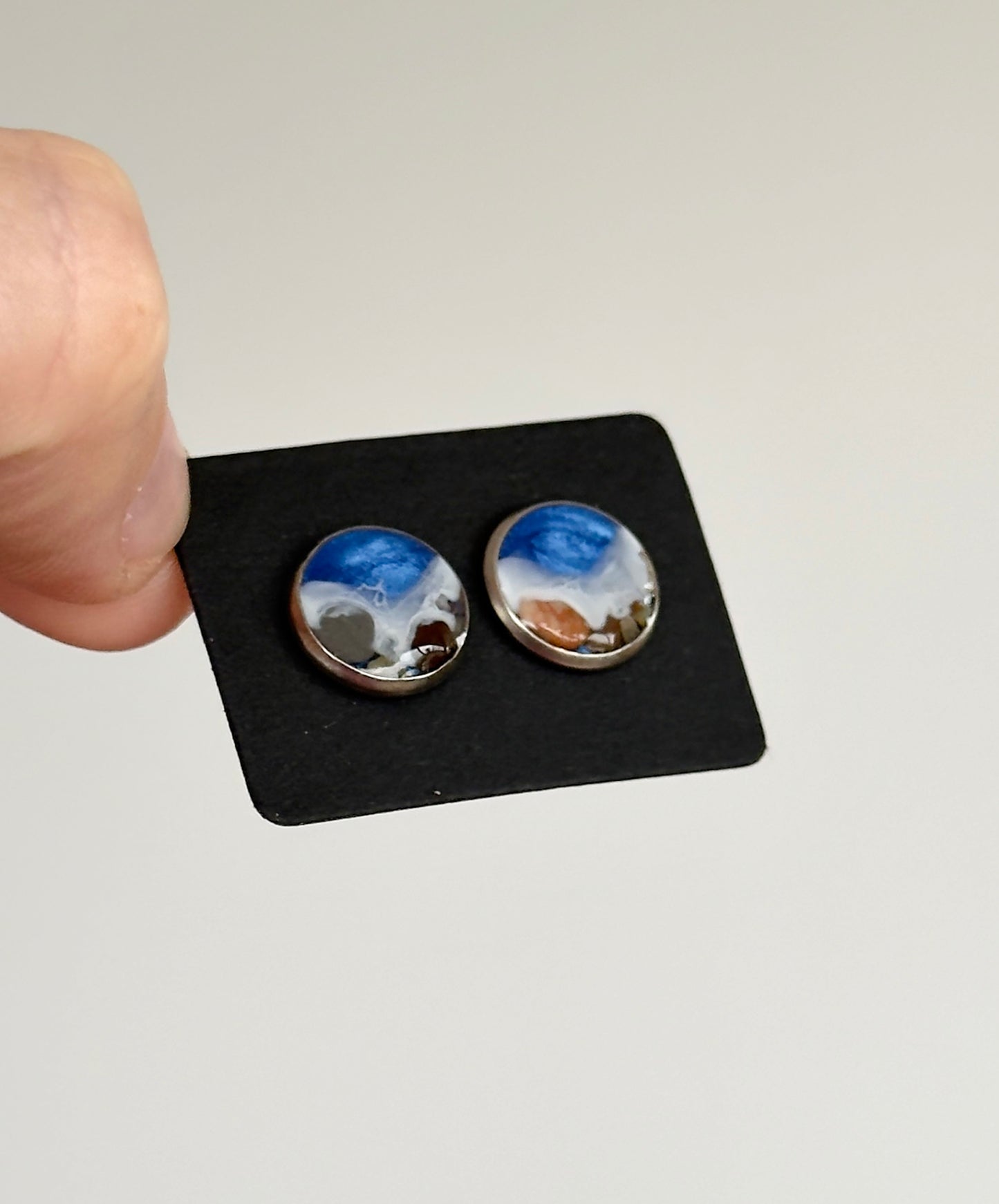 Stainless steel stud earrings with marine motifs