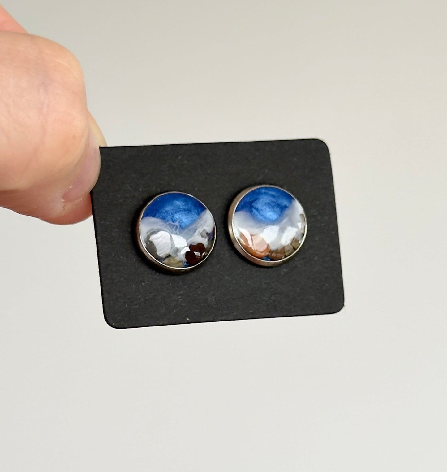 Stainless steel stud earrings with marine motifs
