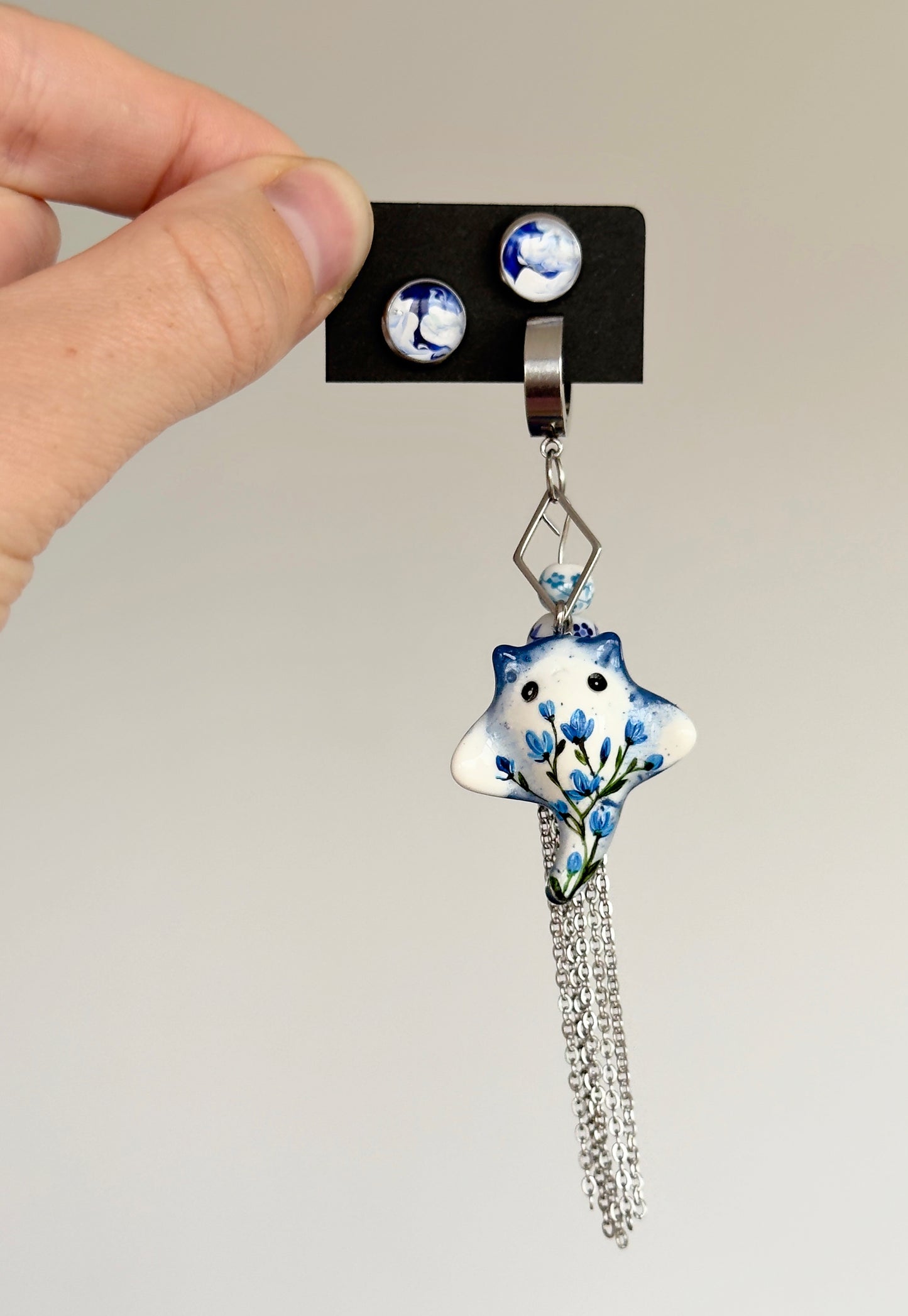 Asymmetrical earrings with a ray pendant