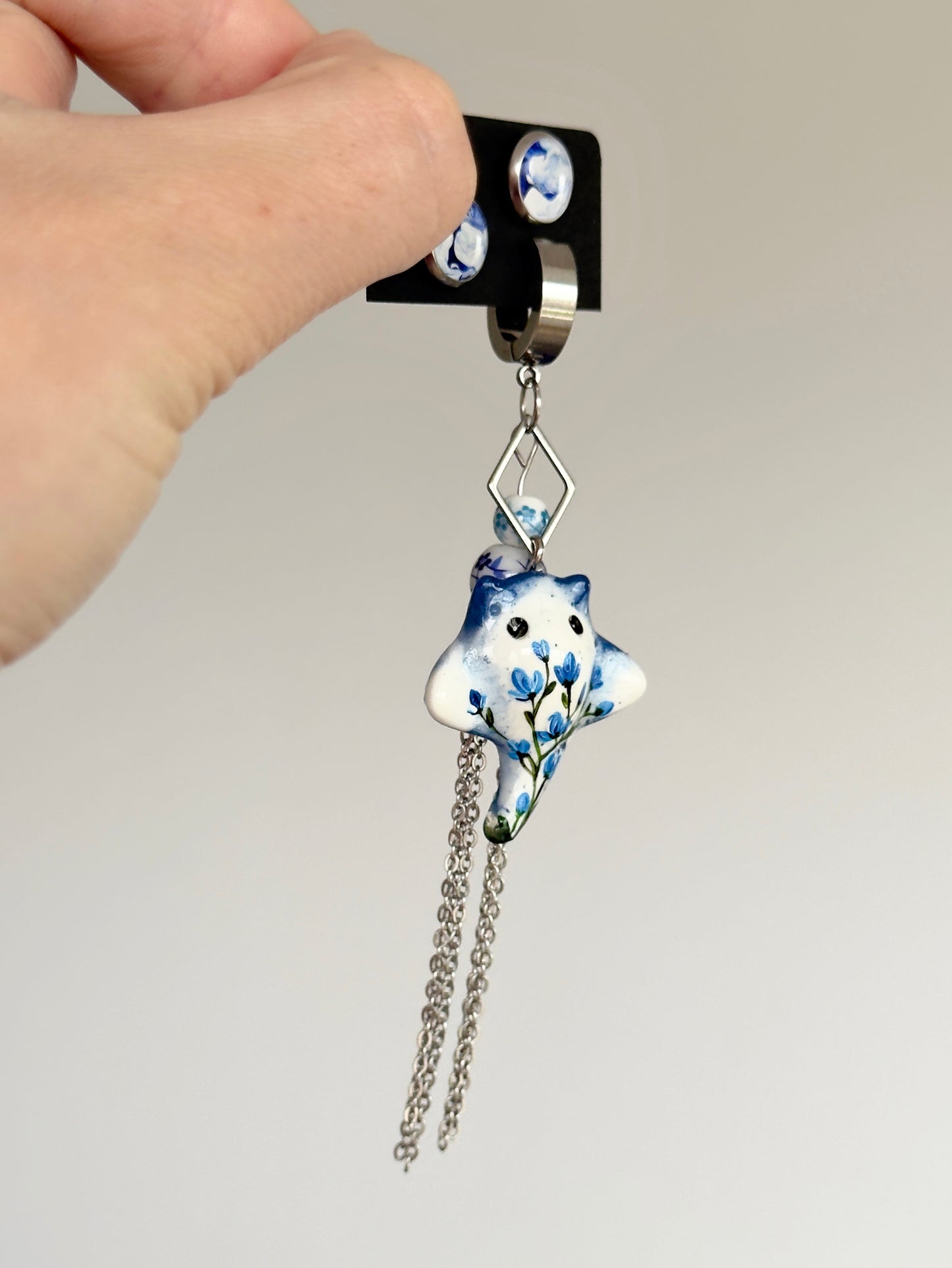 Asymmetrical earrings with a ray pendant