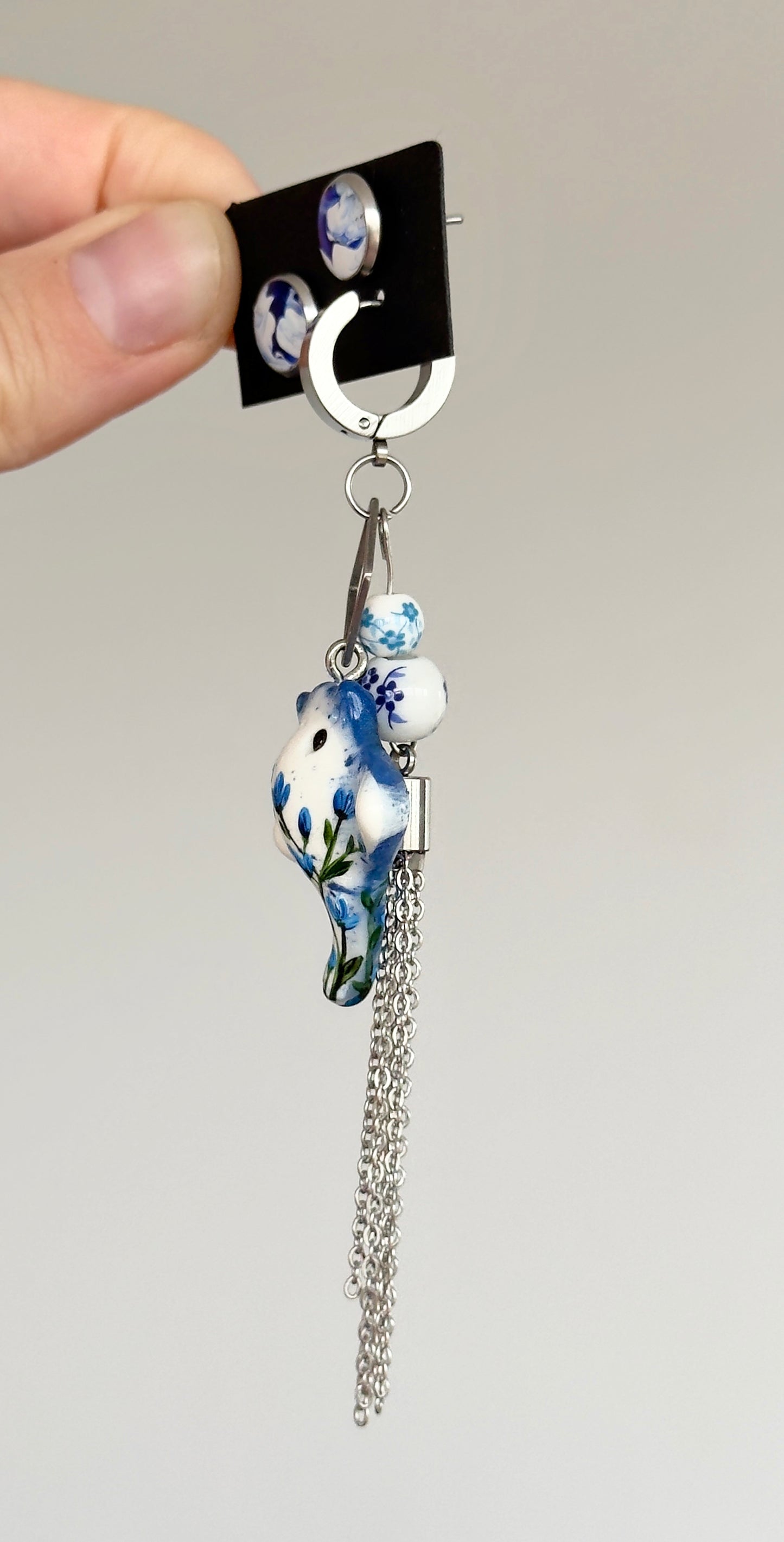 Asymmetrical earrings with a ray pendant