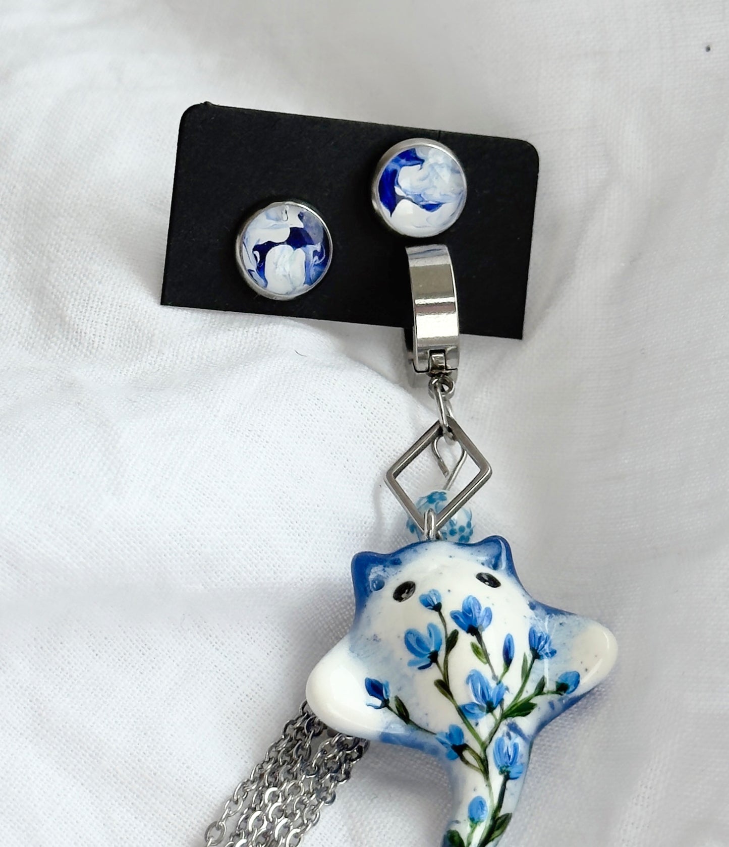 Asymmetrical earrings with a ray pendant