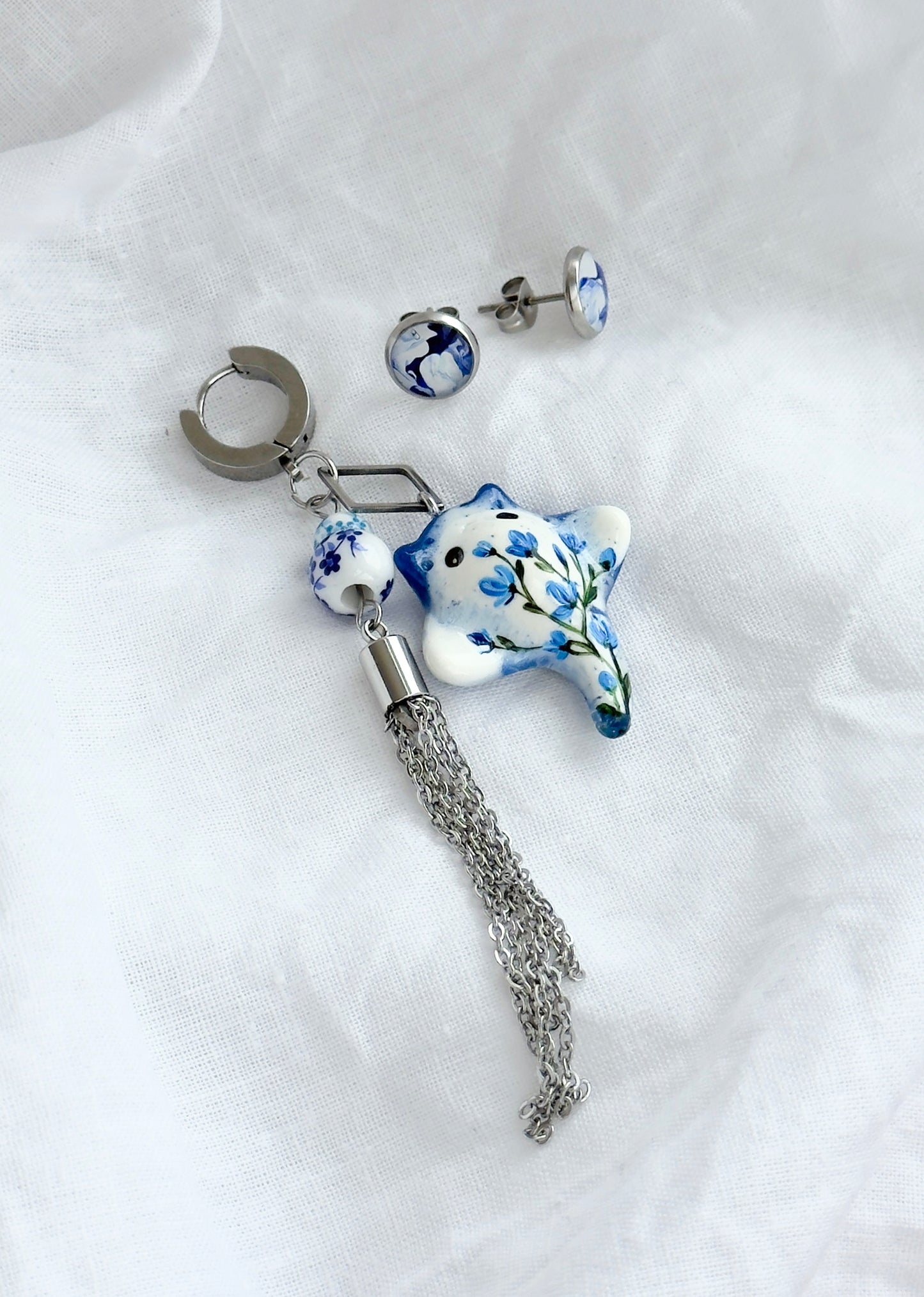 Asymmetrical earrings with a ray pendant