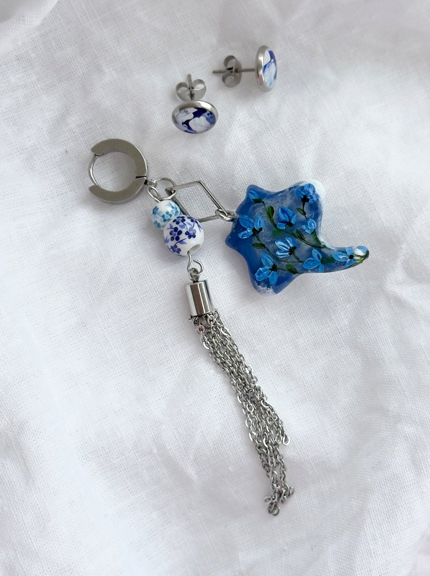 Asymmetrical earrings with a ray pendant