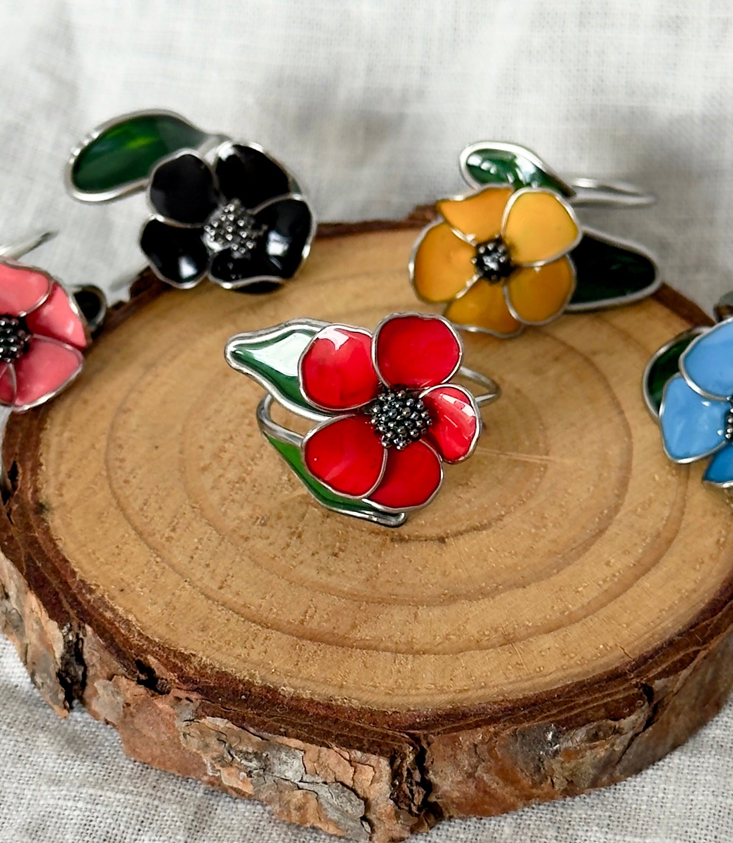 Anillo con flor de acero inoxidable