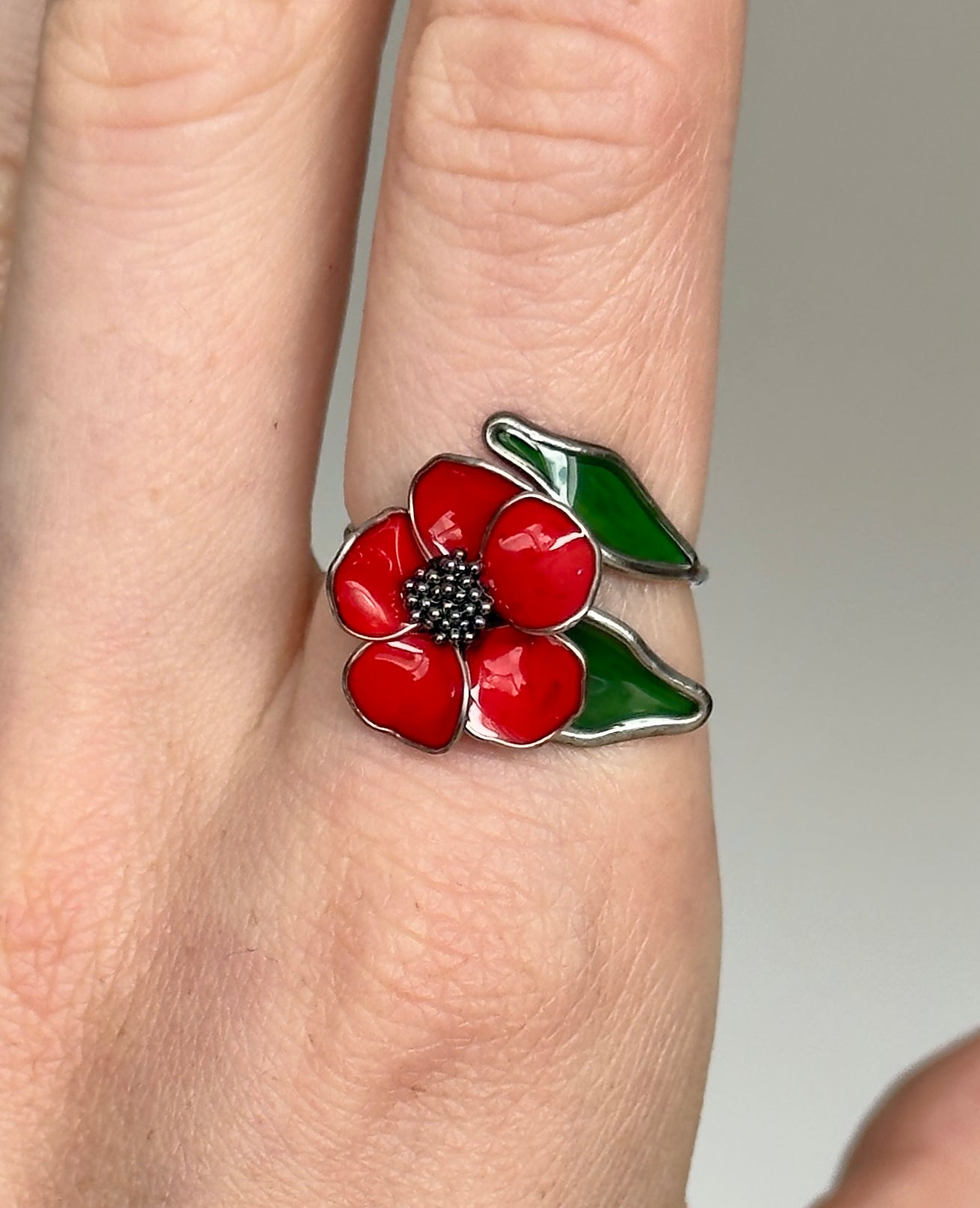 Anillo con flor de acero inoxidable