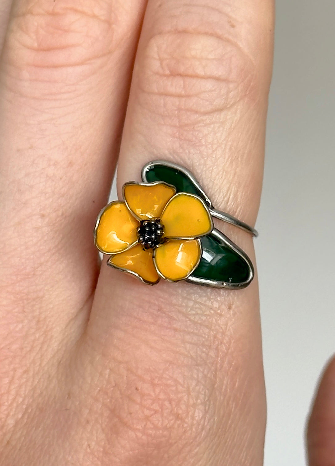 Anillo con flor de acero inoxidable