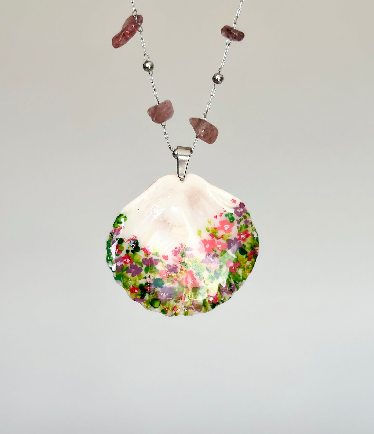 Colgante de concha con pintura floral