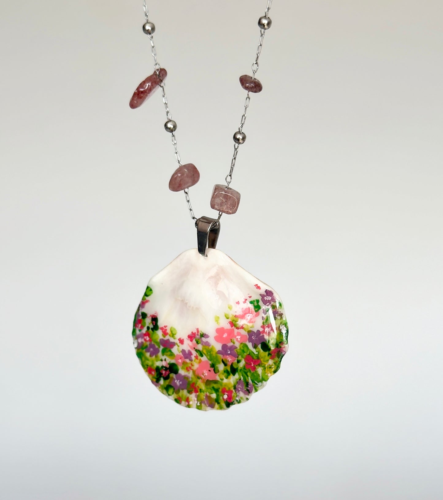 Colgante de concha con pintura floral