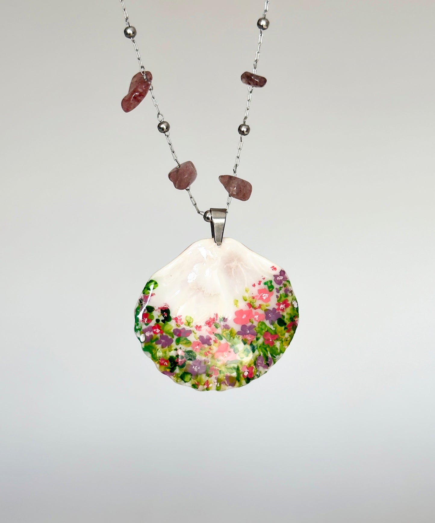 Colgante de concha con pintura floral
