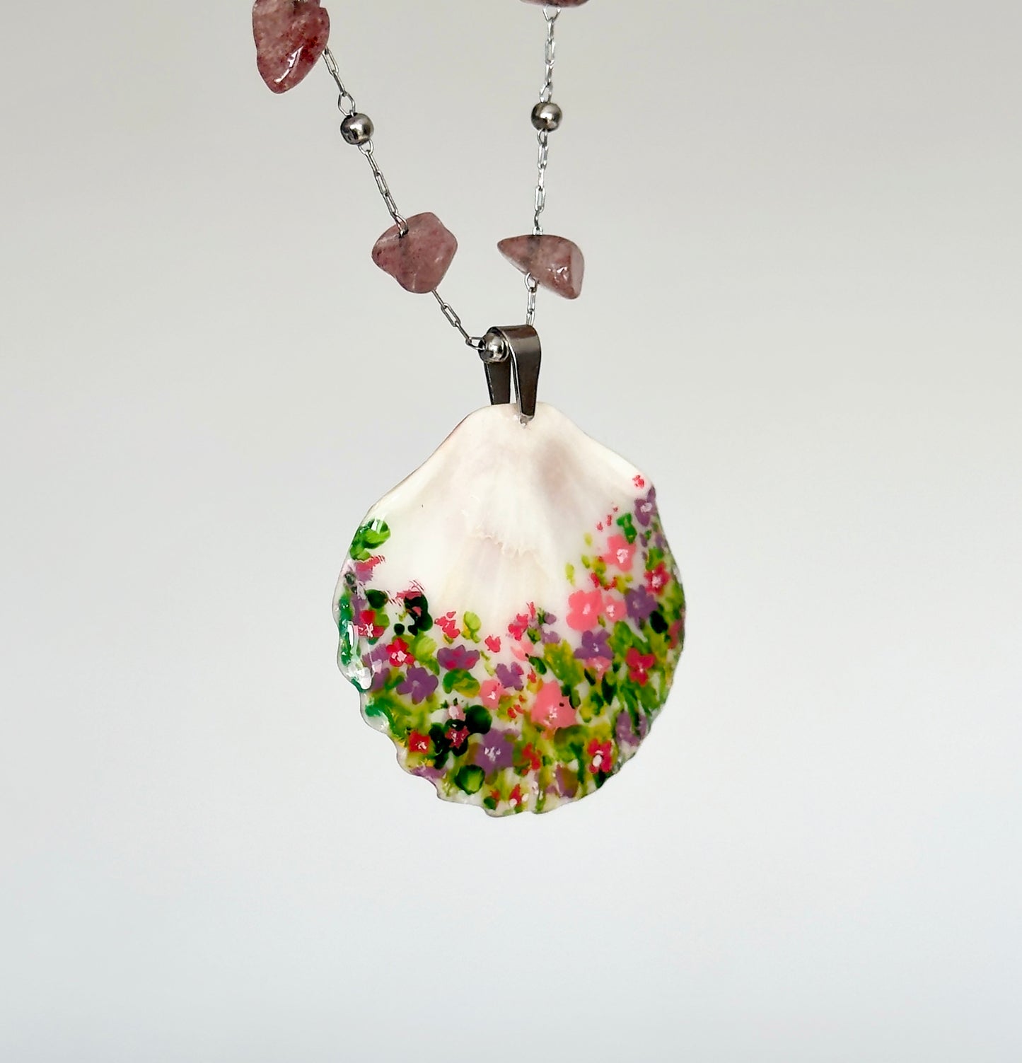 Colgante de concha con pintura floral