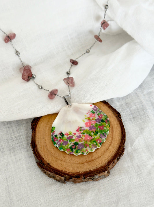 Colgante de concha con pintura floral