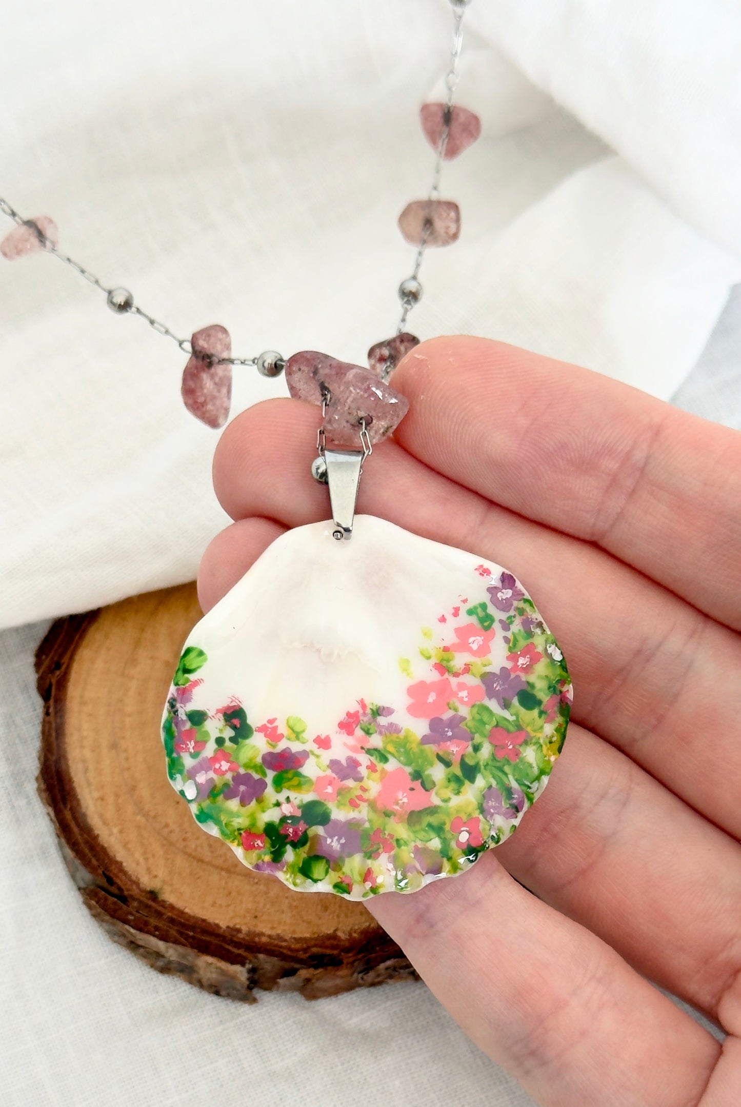 Colgante de concha con pintura floral