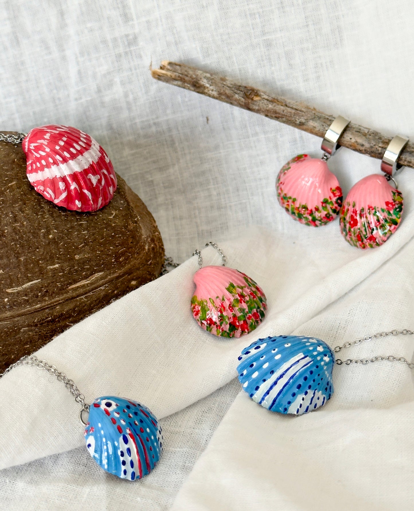 Conjunto de joyas rosas: colgante y pendientes de concha