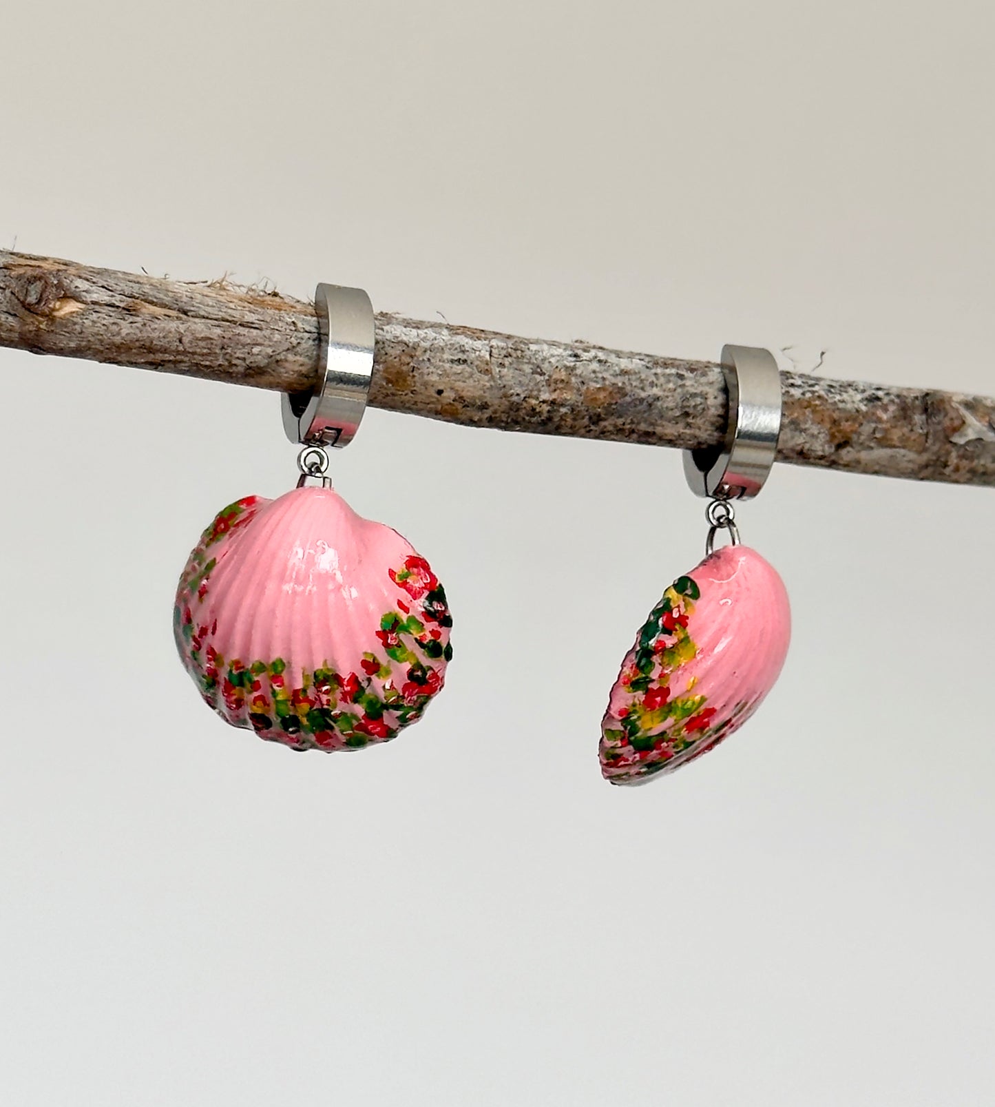 Conjunto de joyas rosas: colgante y pendientes de concha