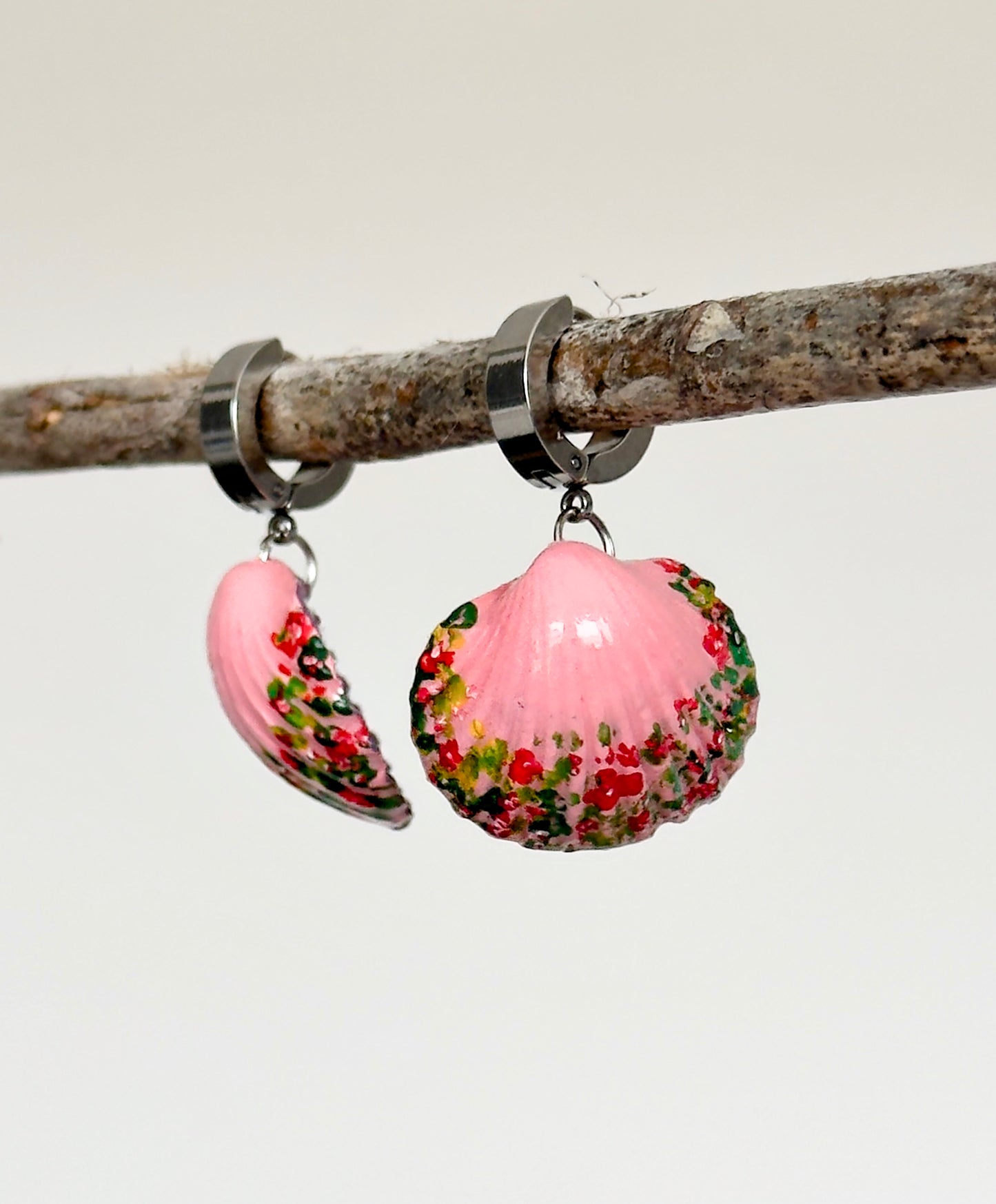 Conjunto de joyas rosas: colgante y pendientes de concha
