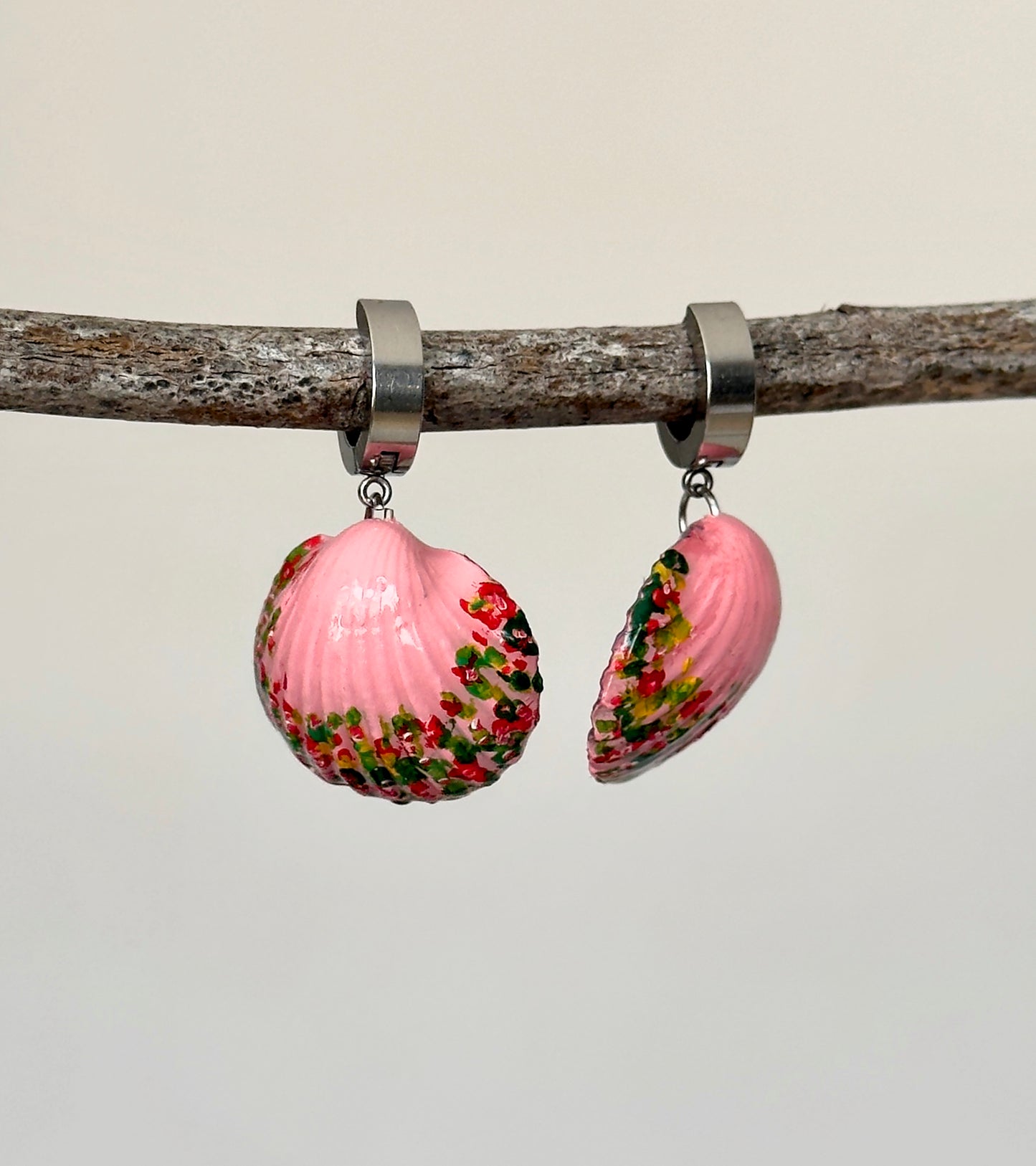 Conjunto de joyas rosas: colgante y pendientes de concha