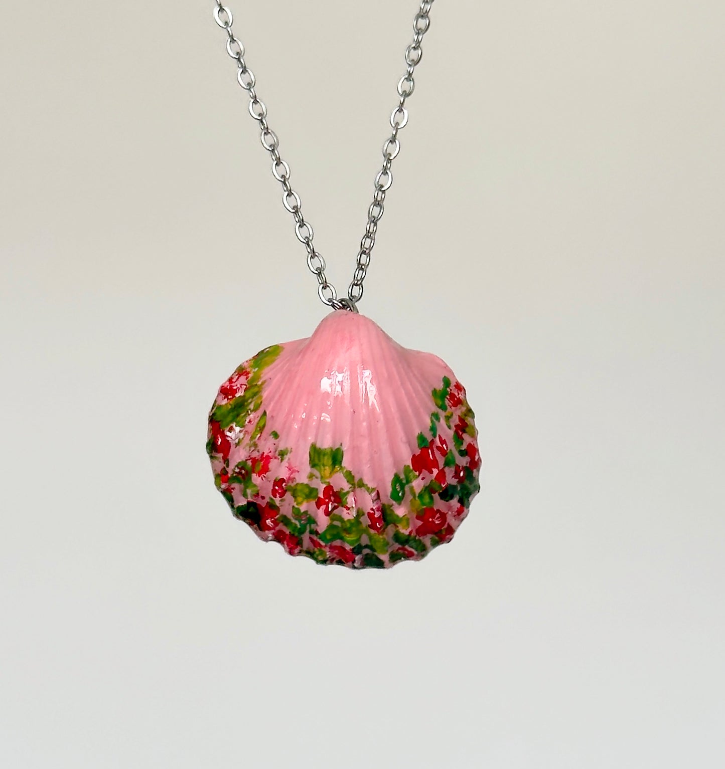 Conjunto de joyas rosas: colgante y pendientes de concha