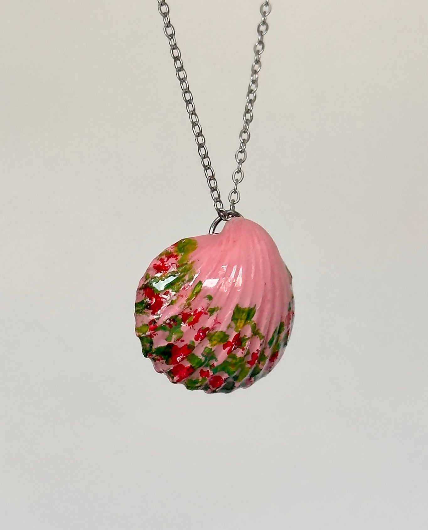 Conjunto de joyas rosas: colgante y pendientes de concha