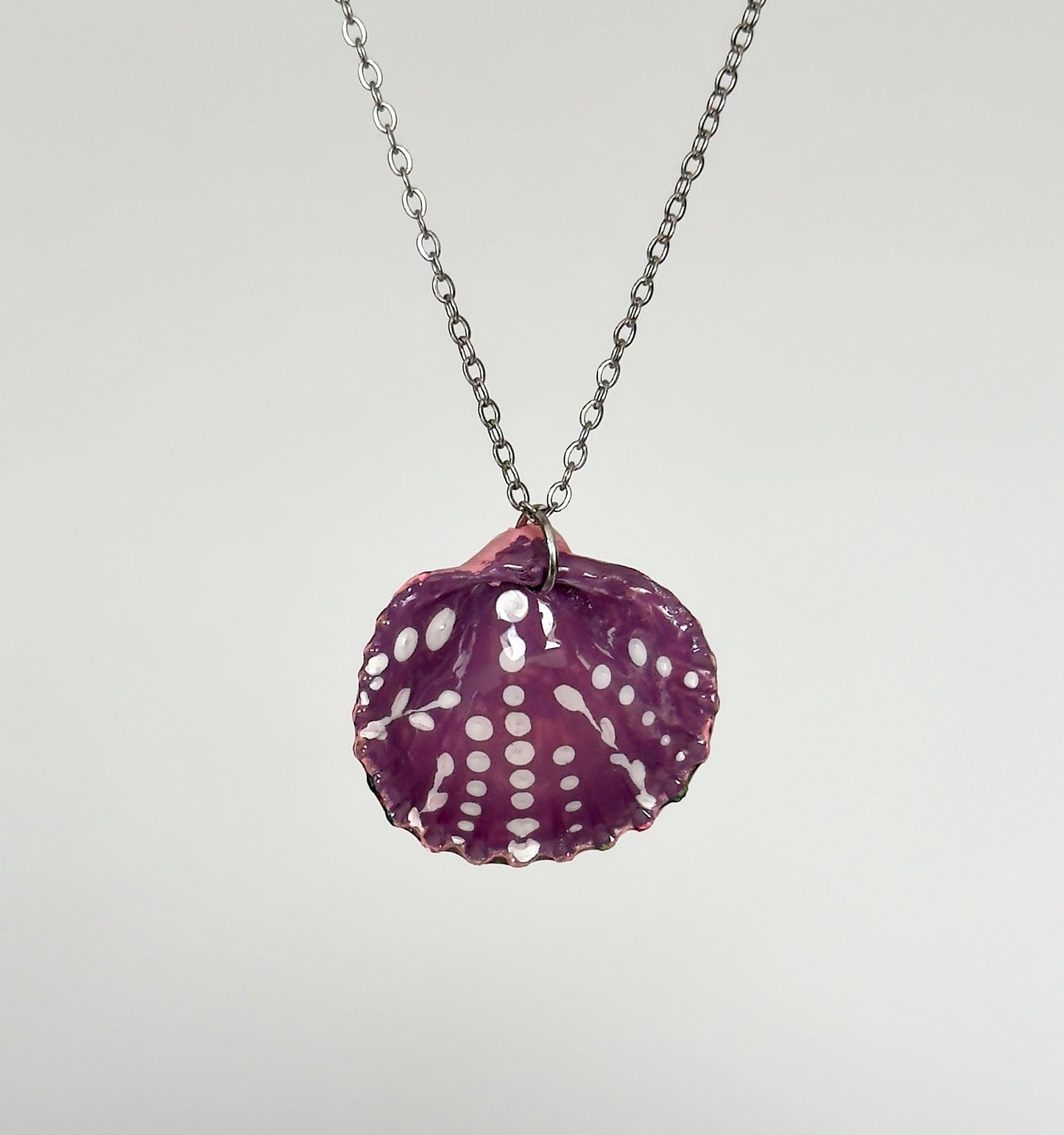Conjunto de joyas rosas: colgante y pendientes de concha
