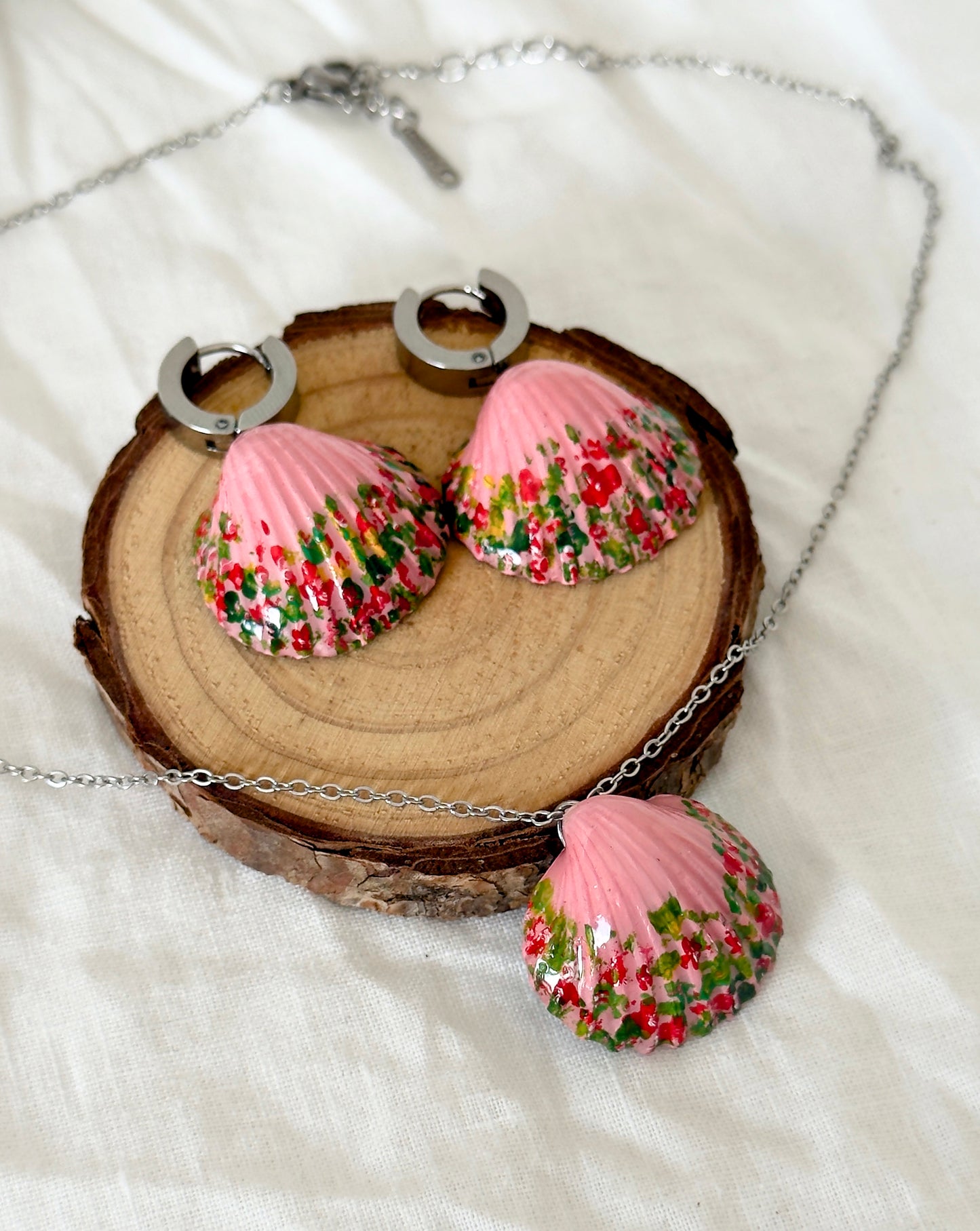 Conjunto de joyas rosas: colgante y pendientes de concha